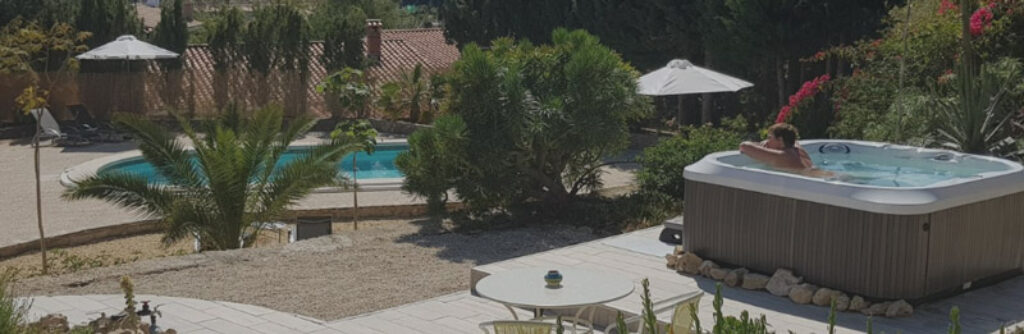 Hotel nudista con persona desnuda en un jacuzzi