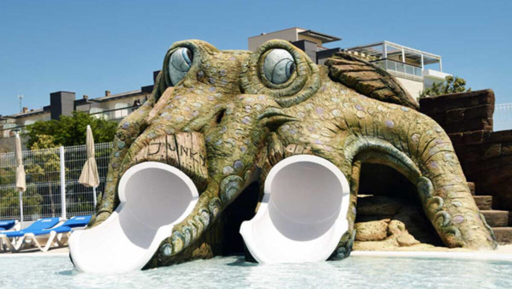 Hotel con tobogán infantil con forma de pulpo en Playa Ballena